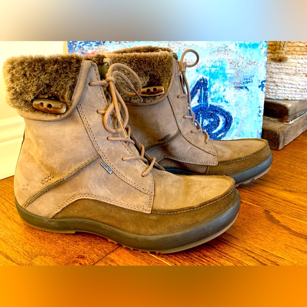 ecco Moccasin Ankle Boot Suede Leather Faux Fur Cuffs Toggle Laces Sz 37 GoreTex